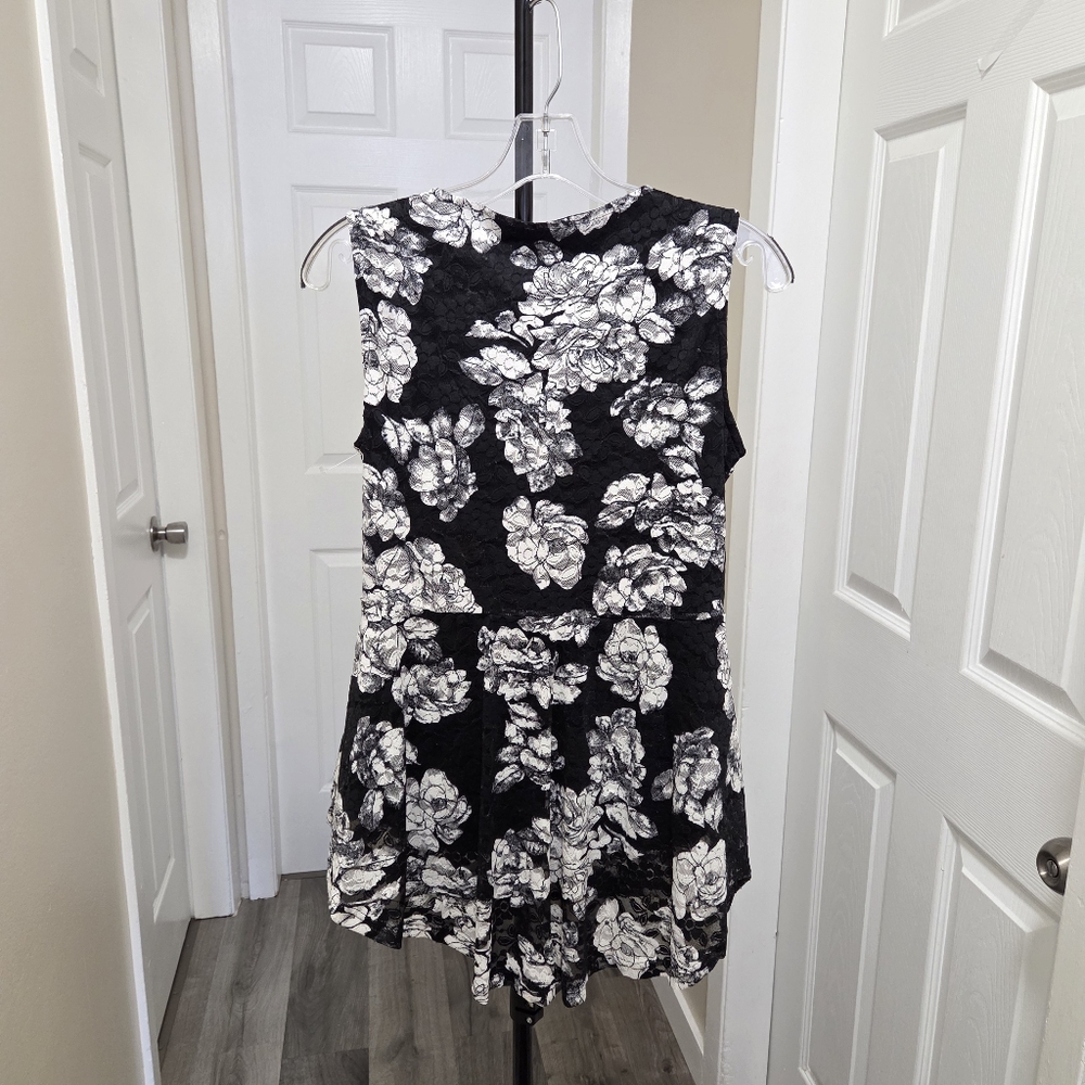 Papa Vancouver Black & White Floral Zip Front Sleeveless Top | Textured Floral - Picture 5 of 6